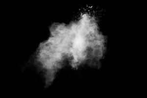 blanco polvo explosión nubes congeladas movimiento de blanco polvo partícula chapoteo. foto