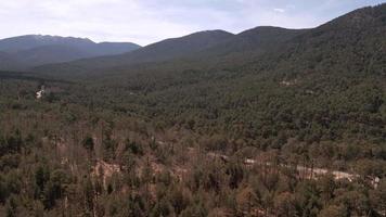 Antenne Aussicht von ein Straße durch das Berge video