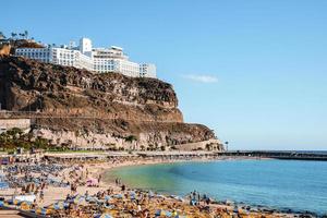 turistas gasto ocio hora en arena a el playa foto