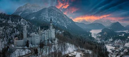 aéreo ver de el Neuschwanstein castillo o schloss Neuschwanstein en un invierno día foto