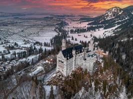 aéreo ver de el Neuschwanstein castillo o schloss Neuschwanstein en un invierno día foto