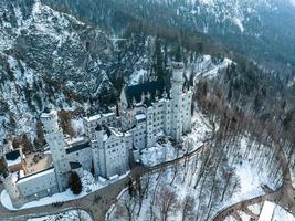 aéreo ver de el Neuschwanstein castillo o schloss Neuschwanstein en un invierno día foto