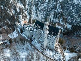 aéreo ver de el Neuschwanstein castillo o schloss Neuschwanstein en un invierno día foto