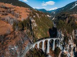 aéreo ver famoso montaña en filisur, Suiza. terraplén viaducto - mundo patrimonio foto