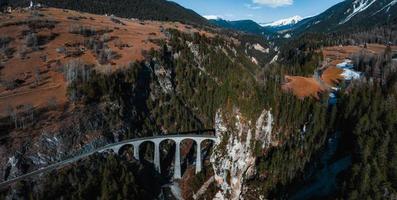 aéreo ver famoso montaña en filisur, Suiza. terraplén viaducto - mundo patrimonio foto