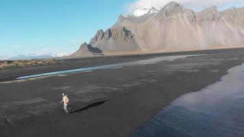 Mann Laufen entlang stokksnes Strand video