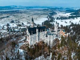 aéreo ver de el Neuschwanstein castillo o schloss Neuschwanstein en un invierno día foto