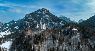 aéreo ver de el Neuschwanstein castillo o schloss Neuschwanstein en un invierno día foto