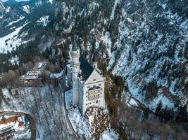 aéreo ver de el Neuschwanstein castillo o schloss Neuschwanstein en un invierno día foto