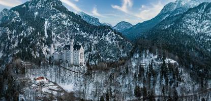 aéreo ver de el Neuschwanstein castillo o schloss Neuschwanstein en un invierno día foto