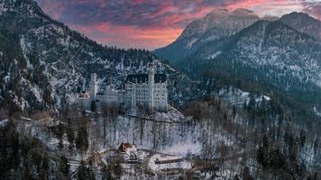 aéreo ver de el Neuschwanstein castillo o schloss Neuschwanstein en un invierno día foto