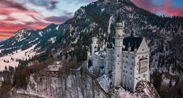 aéreo ver de el Neuschwanstein castillo o schloss Neuschwanstein en un invierno día foto