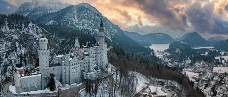 aéreo ver de el Neuschwanstein castillo o schloss Neuschwanstein en un invierno día foto