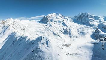 hermosa zermatt esquí recurso con ver de el materia pico foto