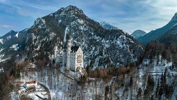 aéreo ver de el Neuschwanstein castillo o schloss Neuschwanstein en un invierno día foto