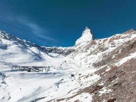 hermosa zermatt esquí recurso con ver de el materia pico foto