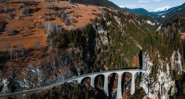 aéreo ver famoso montaña en filisur, Suiza. terraplén viaducto - mundo patrimonio foto