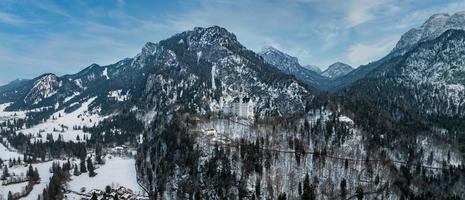 aéreo ver de el Neuschwanstein castillo o schloss Neuschwanstein en un invierno día foto