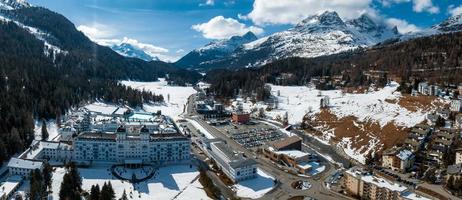 aéreo invierno ver de el en todo el mundo famoso esquí recurso de S t. moritz, graubunden foto