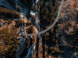 aéreo ver famoso montaña en filisur, Suiza. terraplén viaducto - mundo patrimonio foto