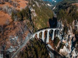 aéreo ver famoso montaña en filisur, Suiza. terraplén viaducto - mundo patrimonio foto