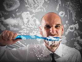 hombre con grande cepillo de dientes foto