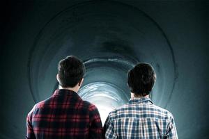 hombres en un túnel foto