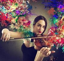 hermosa violinista con color Estallar foto