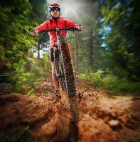 extremo ciclista en un montaña bicicleta foto