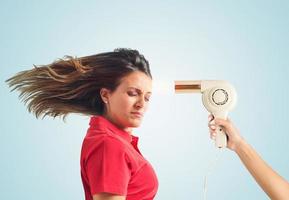 mujer con secador de pelo foto