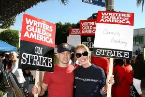 TR Knight  Katherine HeiglActors Support WGA Strike Paramount StudiosDecember 12 2007Los Angeles CA2007 photo