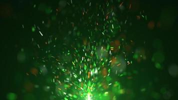 raggiante verde, bianca e oro irlandesi tricolore scintille che esplode a partire dal un' pirotecnico scintillante. pieno HD e looping festivo celebrazione sfondo per santo Patrick giorno video