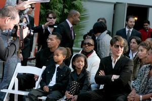 tom crucero con testamentos amigos y familia incluida jaden sauce será jadas niños Herrero huella de la mano y huella ceremonia graumans chino teatro explanadadiciembre 10 2007los angeles ca2007 foto