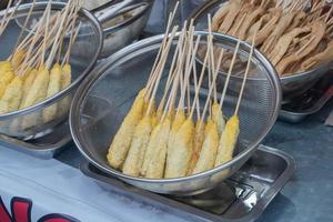 frito huevos arrollado en bambú, indonesio meriendas vendido a culinario festivales en indonesio eso es llamado telur gulung foto