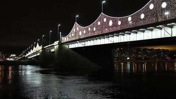 puente con festivo iluminación, S t. Petersburgo a noche video