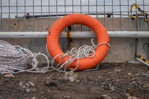 la seguridad flotación anillo en agua almacenamiento y agua tratamiento área, para emergencia acción. el foto es adecuado a utilizar para la seguridad antecedentes fotografía, poder planta póster y electricidad contenido medios de comunicación.