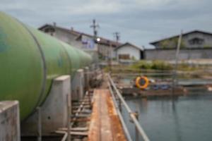 el temporal camino en el proyecto, cerca el agua estanque. el foto es adecuado a utilizar para industria antecedentes fotografía, poder planta póster y electricidad contenido medios de comunicación.