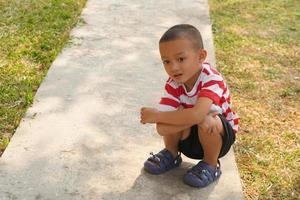 niño jugando en el parque foto