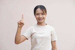 asiático mujer sonriente felizmente cumpliendo Tareas foto
