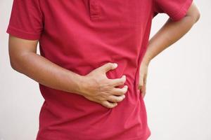 hombre teniendo dolor de estómago desde gastritis foto