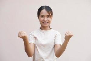 asiático mujer sonriente felizmente cumpliendo Tareas foto