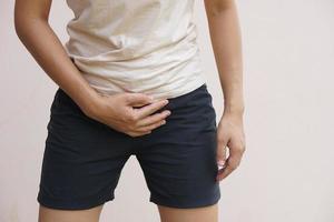 asiático mujer teniendo abdominal dolor desde no comiendo en hora foto