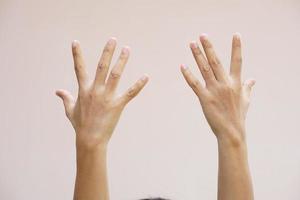 asiático mujer levantamiento su manos arriba foto