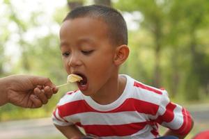 el chico comió hielo crema ese su madre dio a él. foto