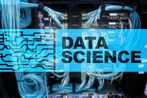 concepto de ciencia de datos, negocios, internet y tecnología en el fondo de la sala de servidores. foto