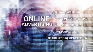 publicidad online, marketing digital. concepto de negocios y finanzas en pantalla virtual. foto