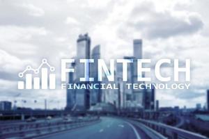 fintech: tecnología financiera, negocios globales y tecnología de comunicación de Internet de la información. fondo de rascacielos. concepto de negocio de alta tecnología. foto