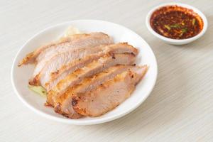 cuello de cerdo a la parrilla tailandés con salsa picante foto