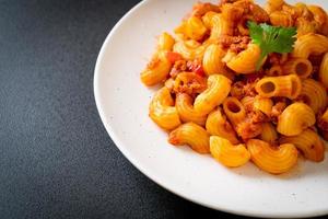 macarrones con salsa de tomate y carne de cerdo picada foto