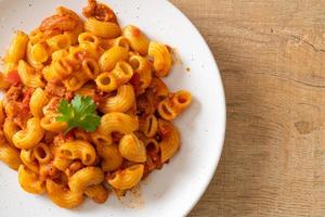 macarrones con salsa de tomate y carne de cerdo picada foto